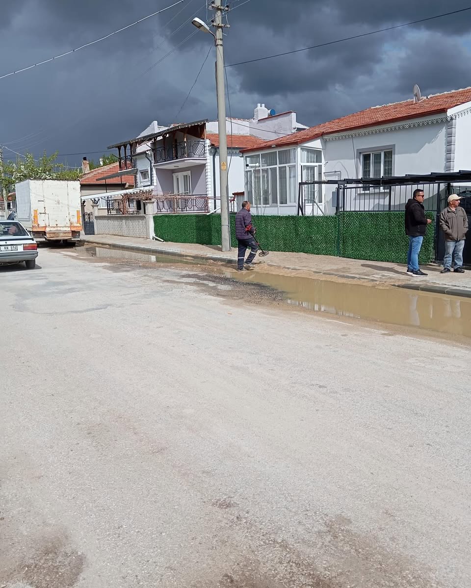 Bolvadin'de Bayram Tatilinde Su Hattı Yenileme Çalışmaları Sürüyor