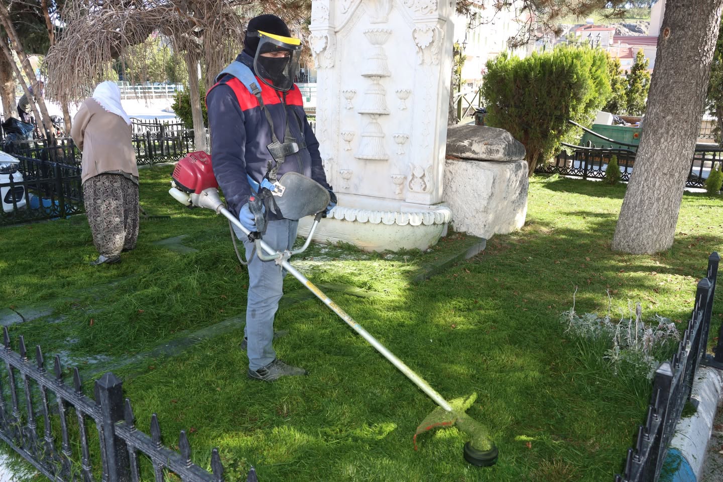 Iscehisar'da Parklara Bahar Bakımı