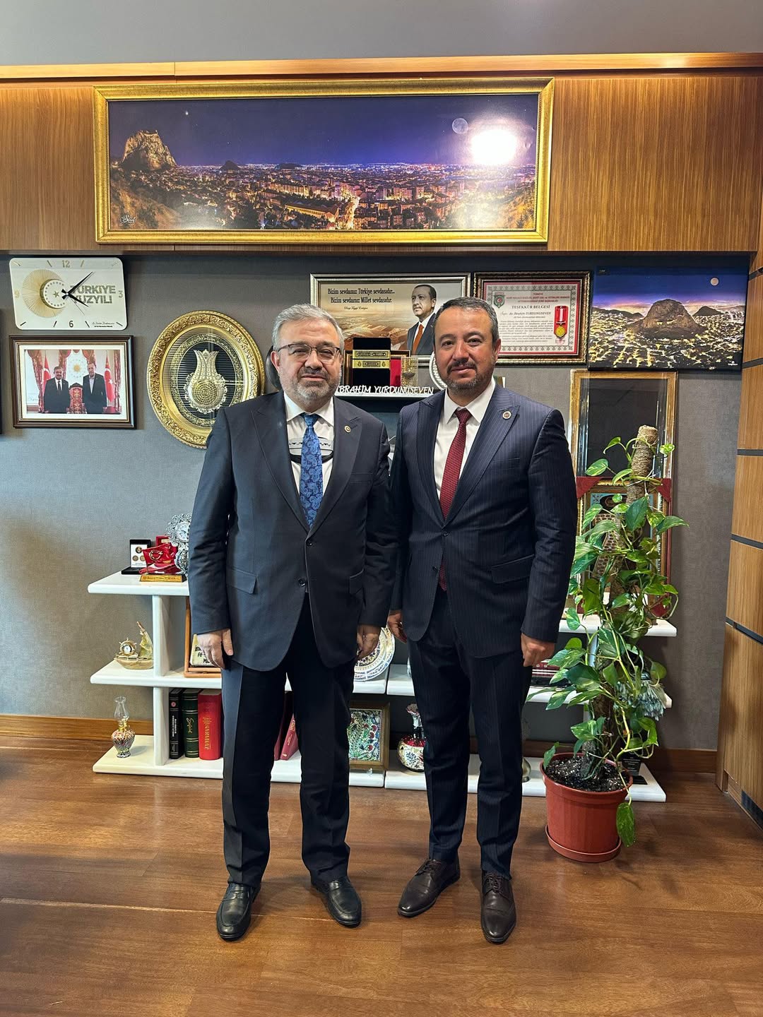 AK Parti Afyonkarahisar Milletvekili Yurdunuseven, Sandıklı Belediye Başkanı Öztaş'ı TBMM'de Ağırladı