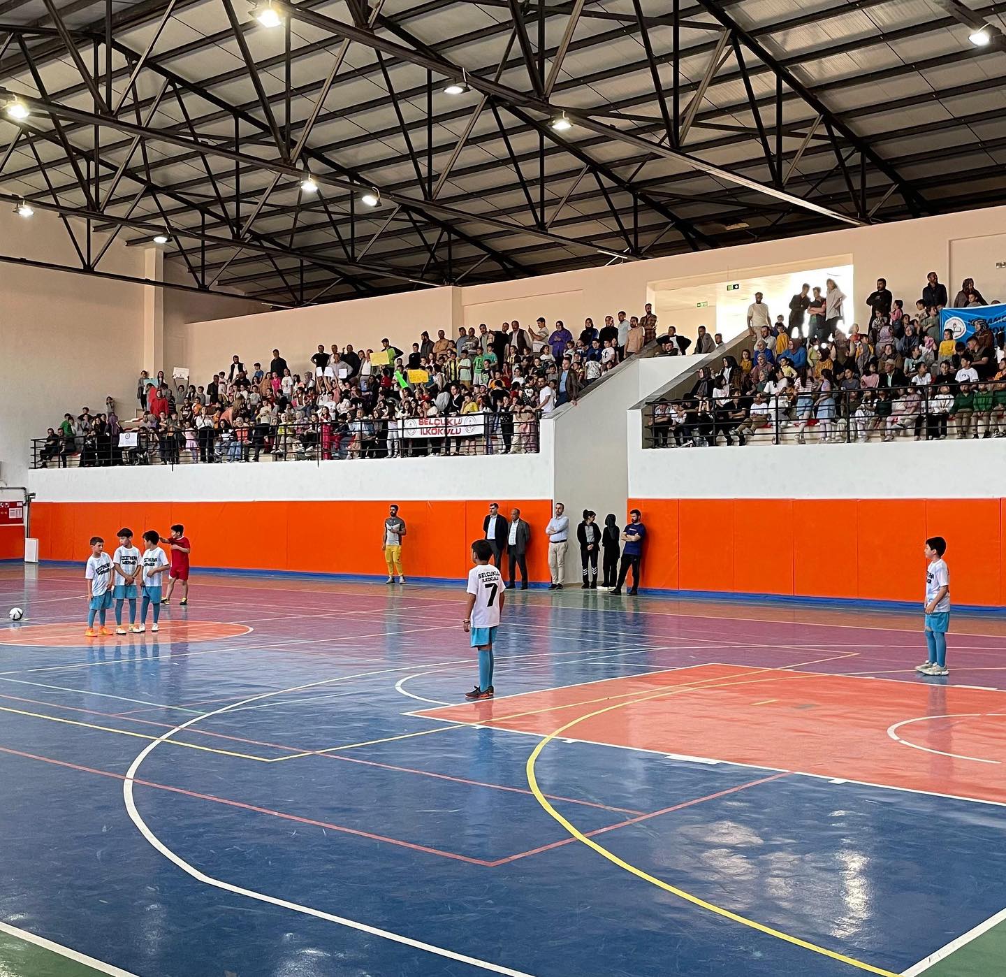 İscehisar'da Okullar Arası Spor Heyecanı: Gençler Şampiyonluk İçin Ter Döktürüyor!