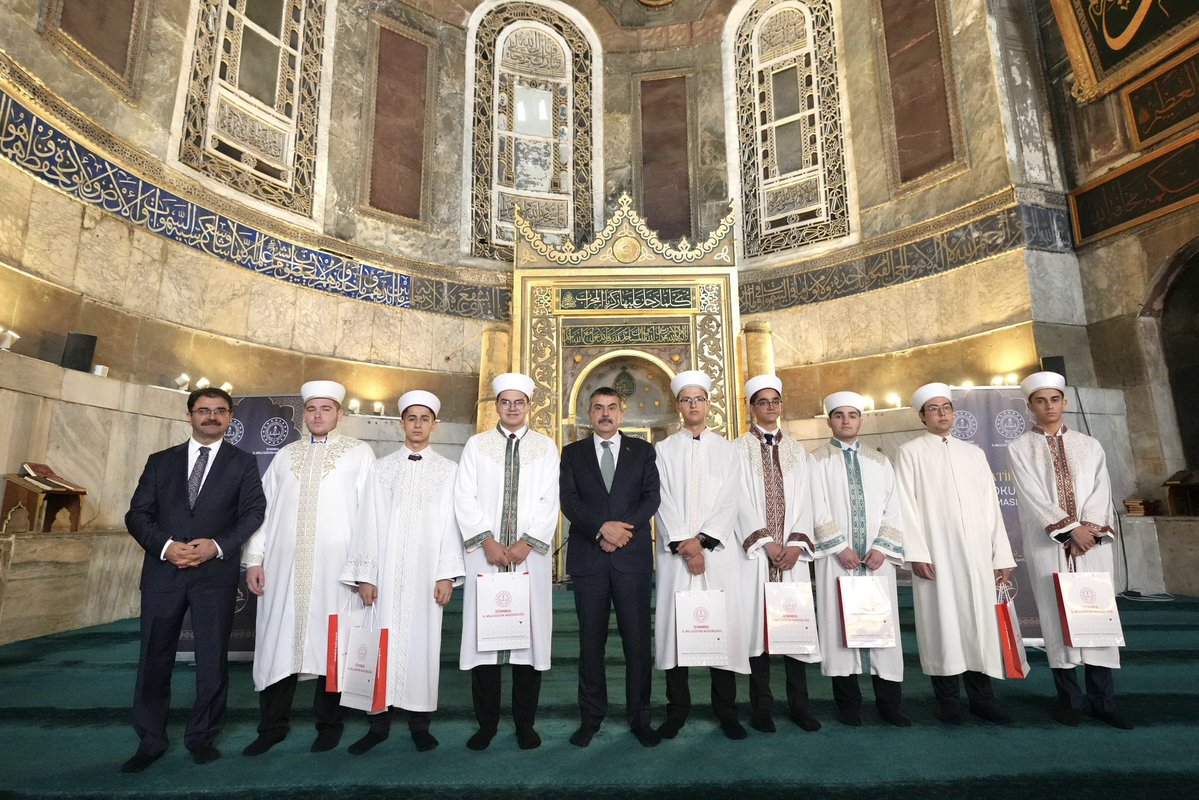 Bakan Tekin, Hutbe Okuma Yarışması Türkiye Finalinde Genç Hatipleri Onurlandırdı