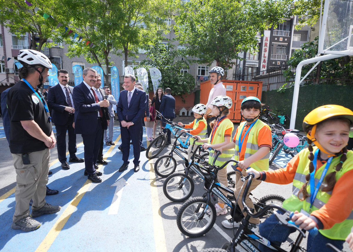 Millî Eğitim Bakanı Tekin, İstanbul'da Atatürk İlkokulu'nu Ziyaret Etti