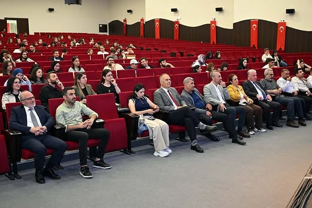 AKÜFEST'25'te Kariyerin Global Yolculuğu: Afyon Kocatepe Üniversitesi'nden İlham Veren Konferans