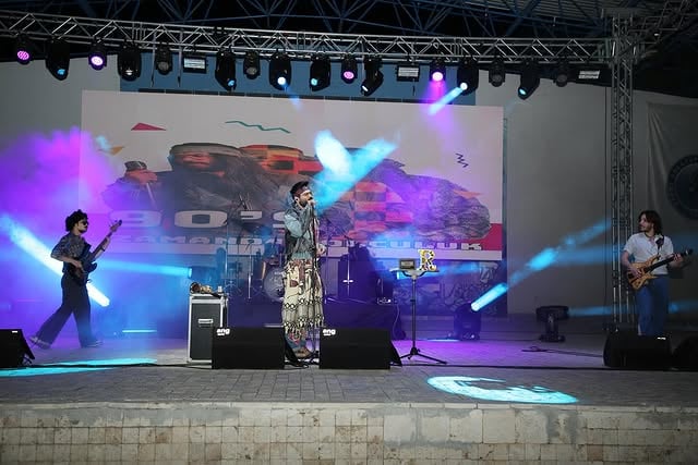 AKÜ'de Retrobus Coşkusu: AKÜFEST'25'e Damga Vuran Nostalji Gecesi
