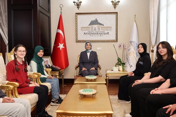 Afyonkarahisar'da 19 Mayıs Coşkusu: Yarışmalarda Dereceye Giren Öğrenciler Vali Yiğitbaşı'nı Ziyaret Etti