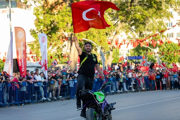 Afyonkarahisar'da 19 Mayıs Coşkusu: Barış Özgür Akrobasi Gösterisiyle Gençler Adrenalin Dolu Anlar Yaşadı