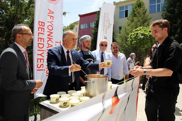Afyon Kocatepe Üniversitesi'nde Türk Mutfağı Haftası Coşkusu: Öğrencilere Sakala Çarpan Çorbası İkram Edildi