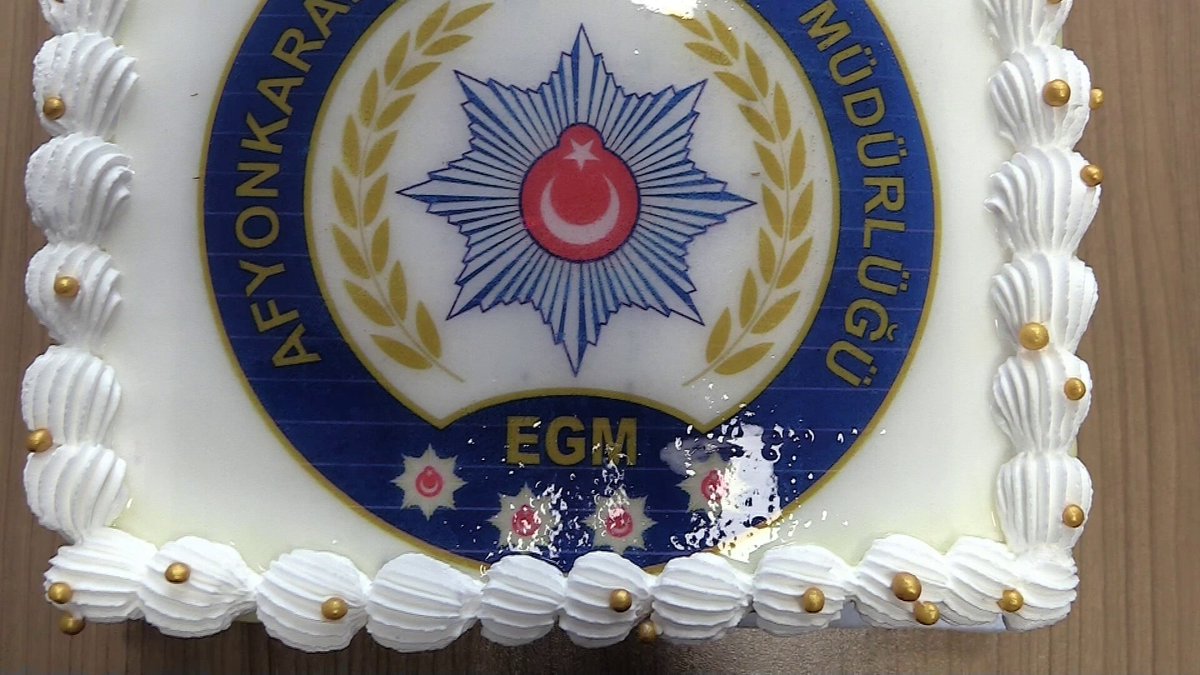 Afyonkarahisar İl Emniyet Müdürü Ahmet Birtan Erol Personel Tarafından Sürpriz Kutlamayla Doğum Gününde Karşılandı