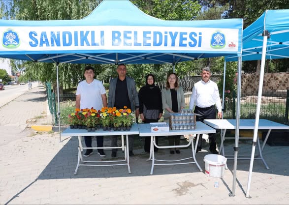Sandıklı'da Arefe'de Kabir Ziyaretine Çiçek Desteği