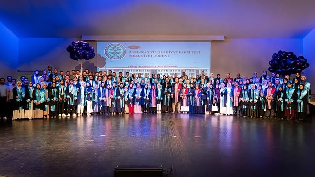 Afyon Kocatepe Üniversitesi İlahiyat Fakültesi 2024-2025 Mezunları Mezuniyet Töreni Gerçekleşti