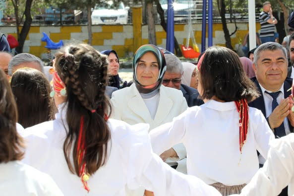 Afyonkarahisar'da Karne Heyecanı: Vali Yiğitbaşı Öğrencilerle Buluştu