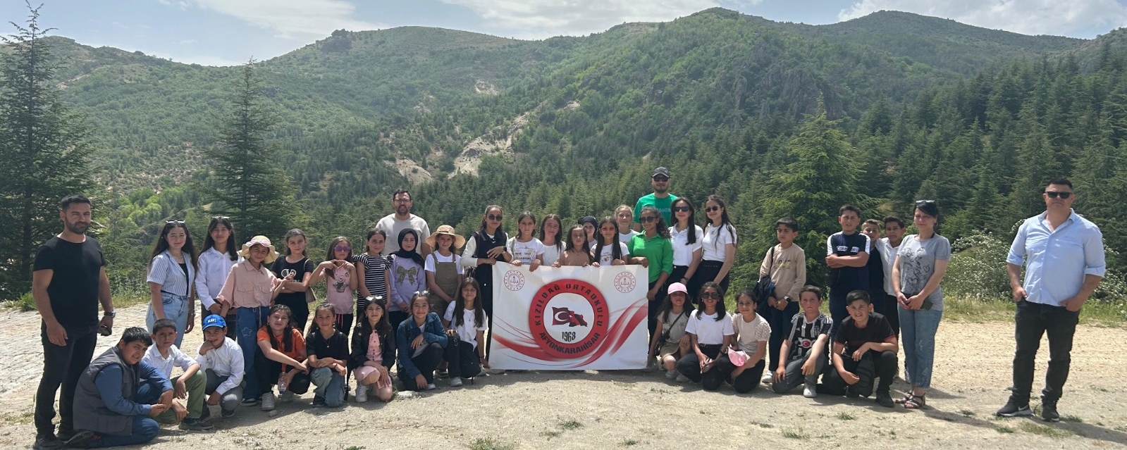 Kızıldağ Ortaokulu Öğrencilerinden Erkmen’de Doğa Yürüyüşü ve Temizlik Etkinliği