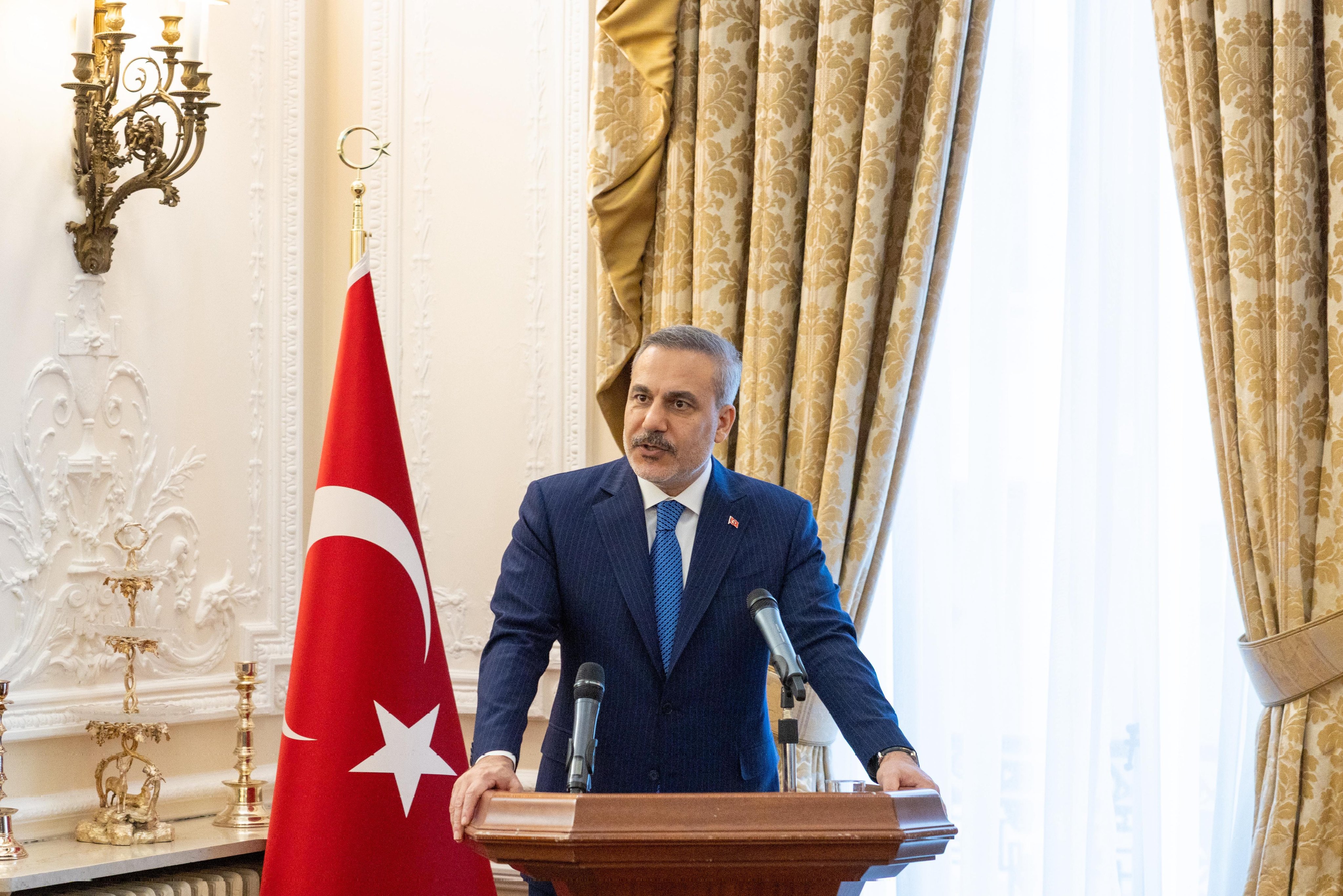Hakan Fidan Londra'da iş insanlarıyla bir araya geldi