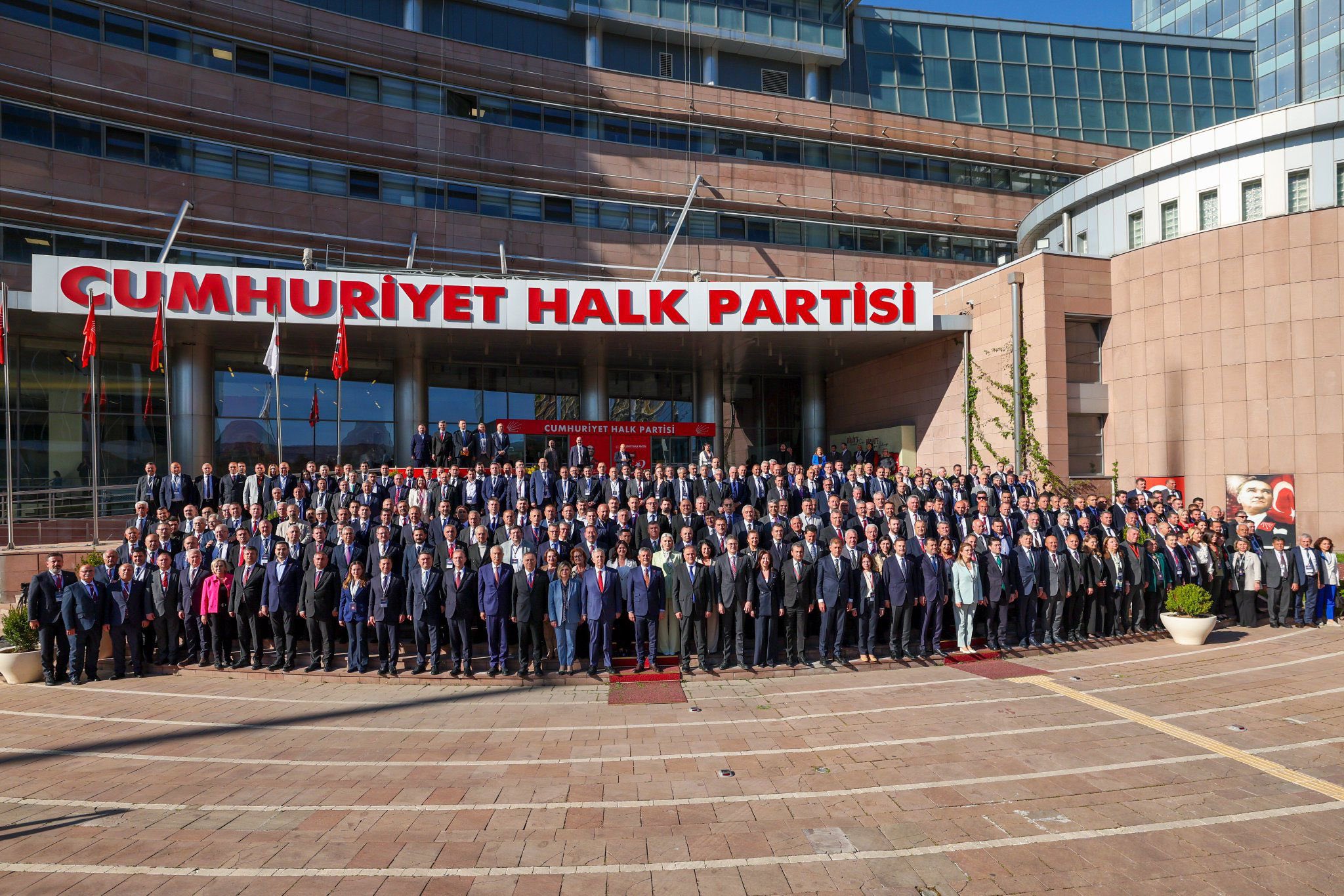 Özgür Özel, belediye başkanlarıyla buluştu