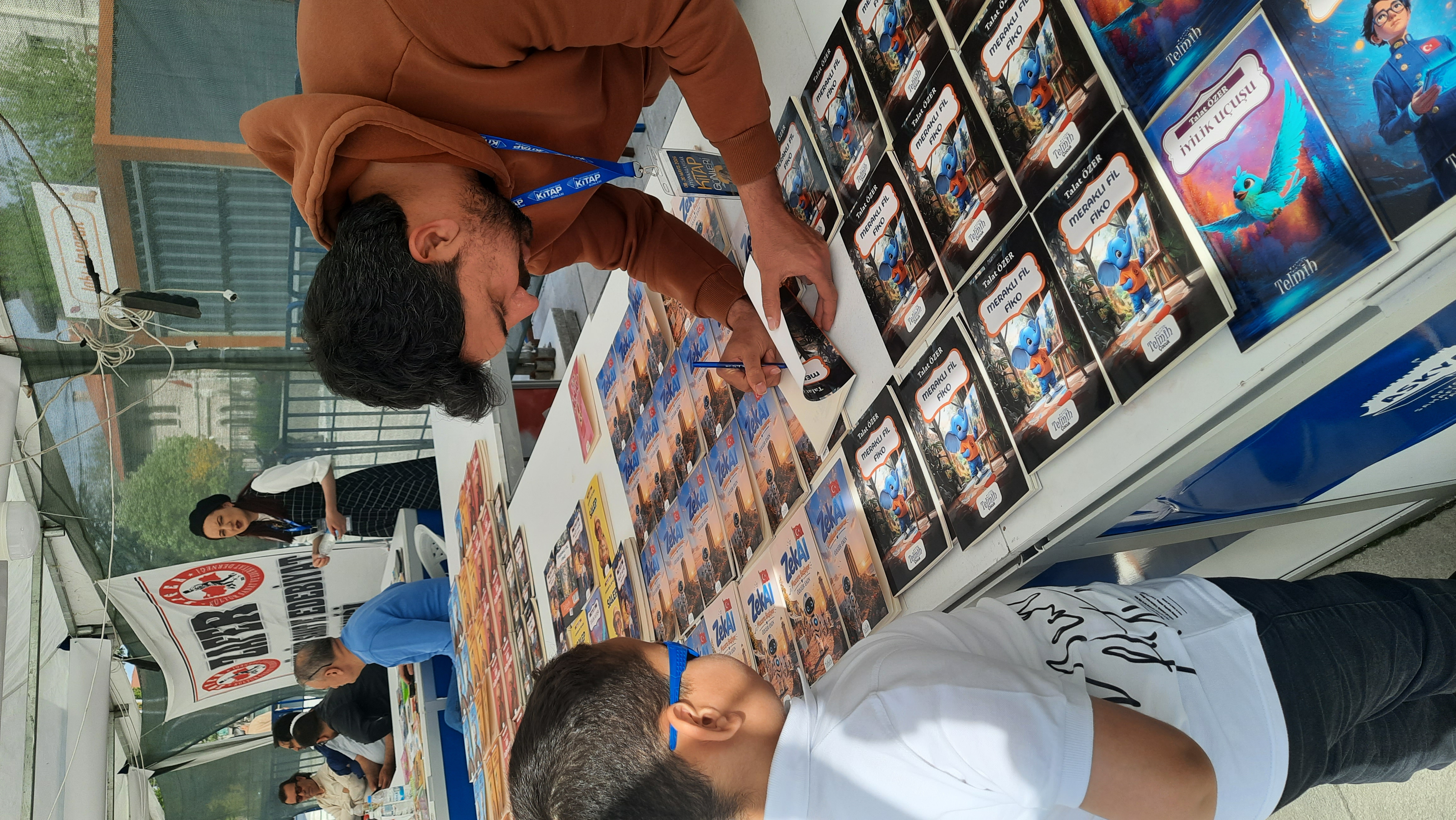 Afyon Kitap Fuarı'nda Yazar Talip Özer Okurlarıyla Buluştu