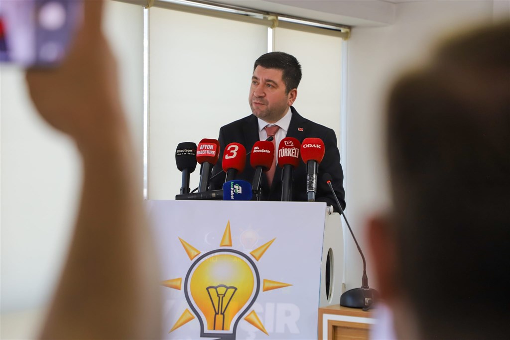 AK Parti ve CHP'nin Siyasi Yaklaşımları Karşılaştırıldı