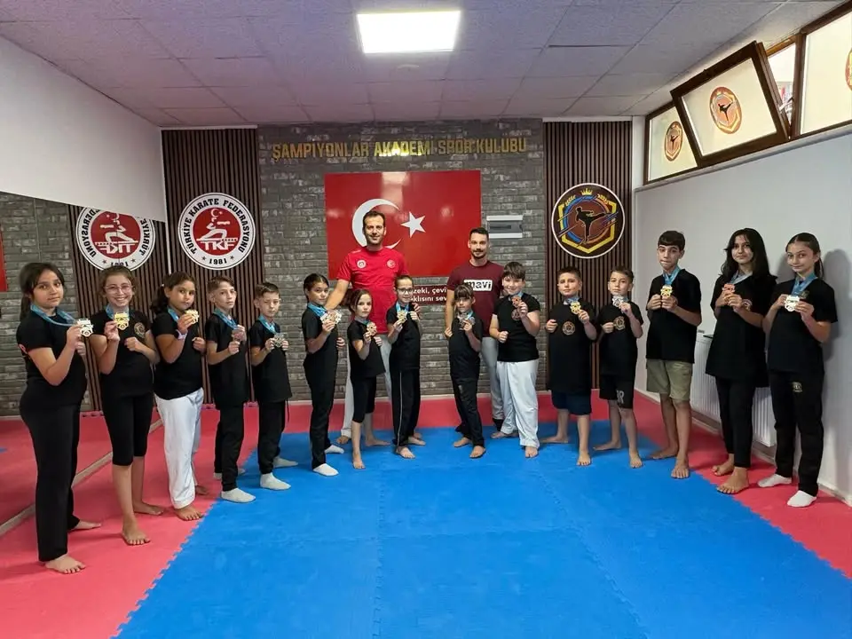 Isparta'nın karatecileri Türkiye Yıldızlar Ligi'nde başarı elde etti