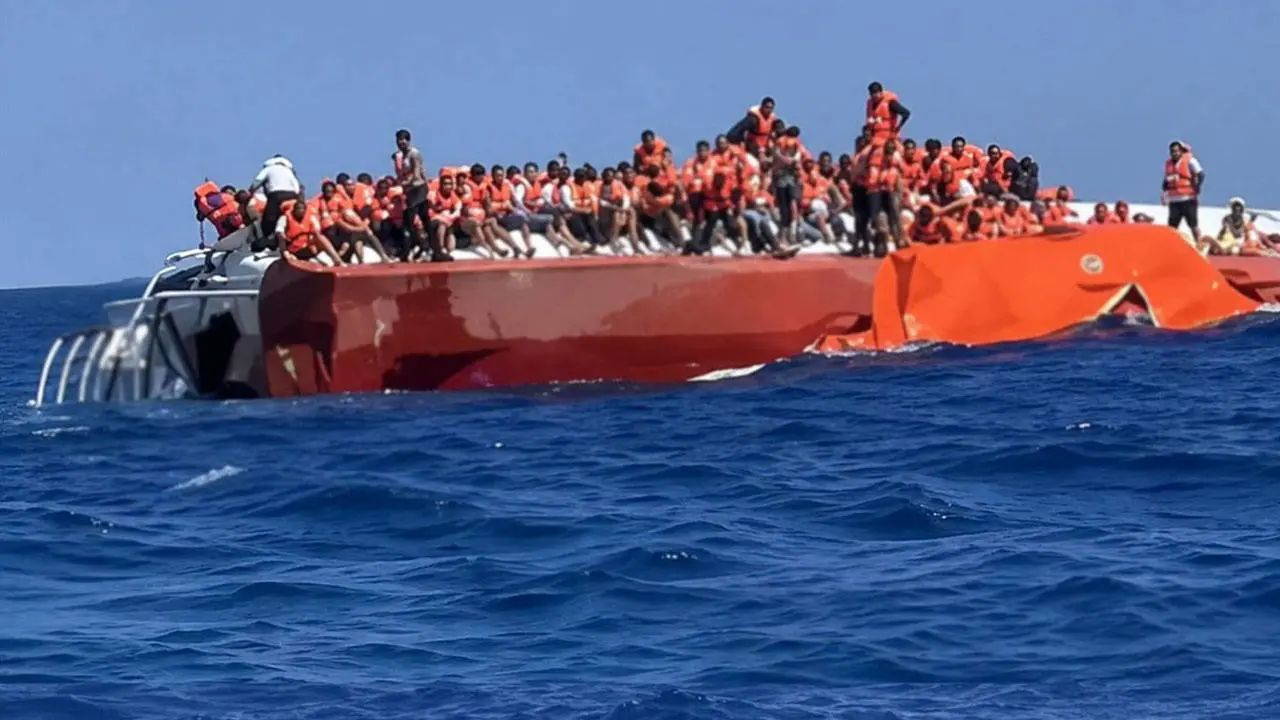 Yolcu gemisi alabora oldu, 7 kişi hayatını kaybetti