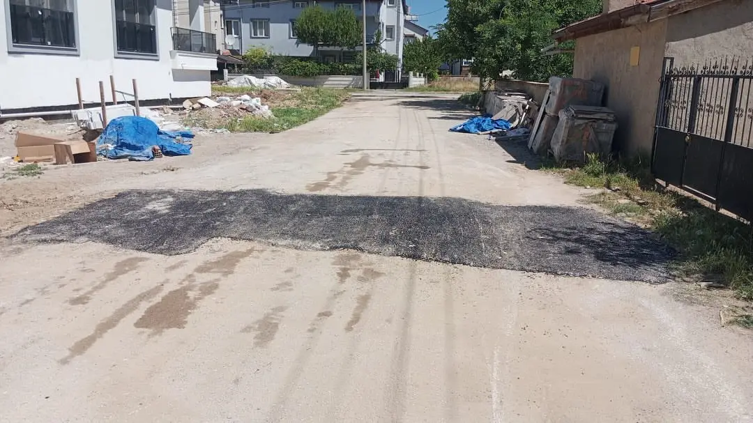 Bolvadin'de yol bakım ve asfalt yama çalışmaları sürüyor