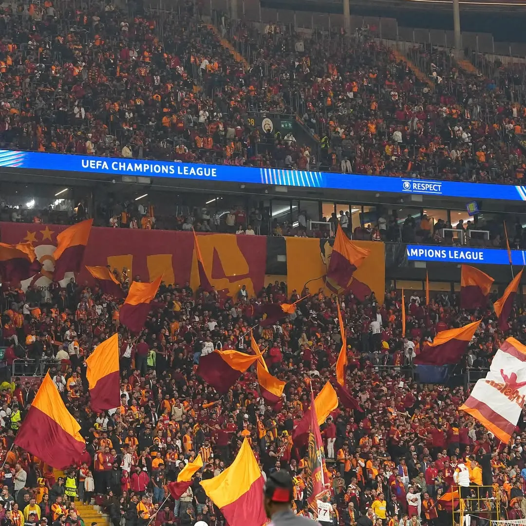 Galatasaray Taraftarı Takımını Tribünde Destekliyor