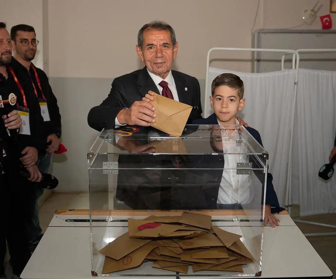 Galatasaray Spor Kulübü Başkanı Dursun Aydın Özbek, Seçim 2026'da Oyunu Kullandı