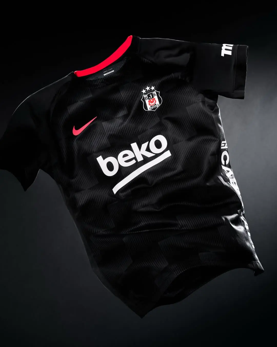 Beşiktaş Spor Kulübü Siyah Ürünleri Satışa Sunuldu