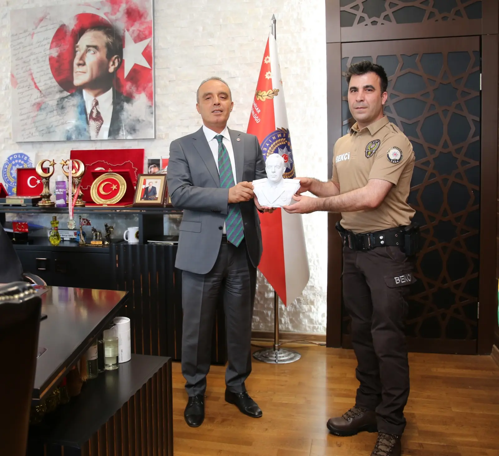 Bekçi Zafer Aktaş'tan İl Emniyet Müdürü'ne büst
