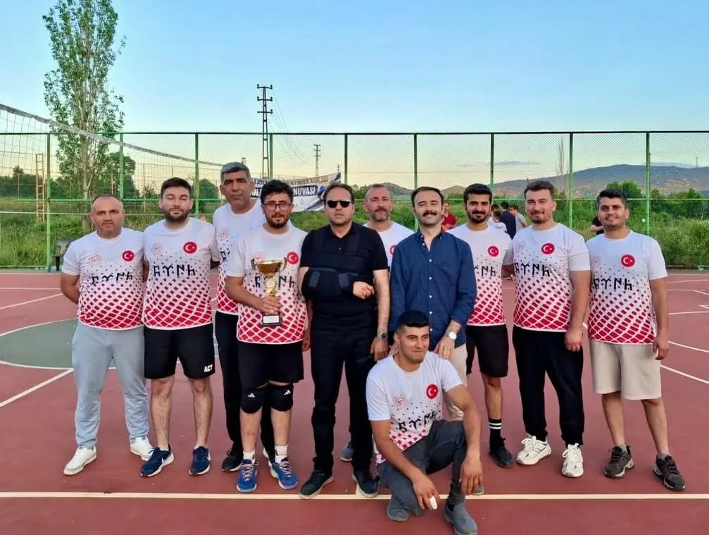 Yenişarbademli'de Voleybol Turnuvası Sona Erdi