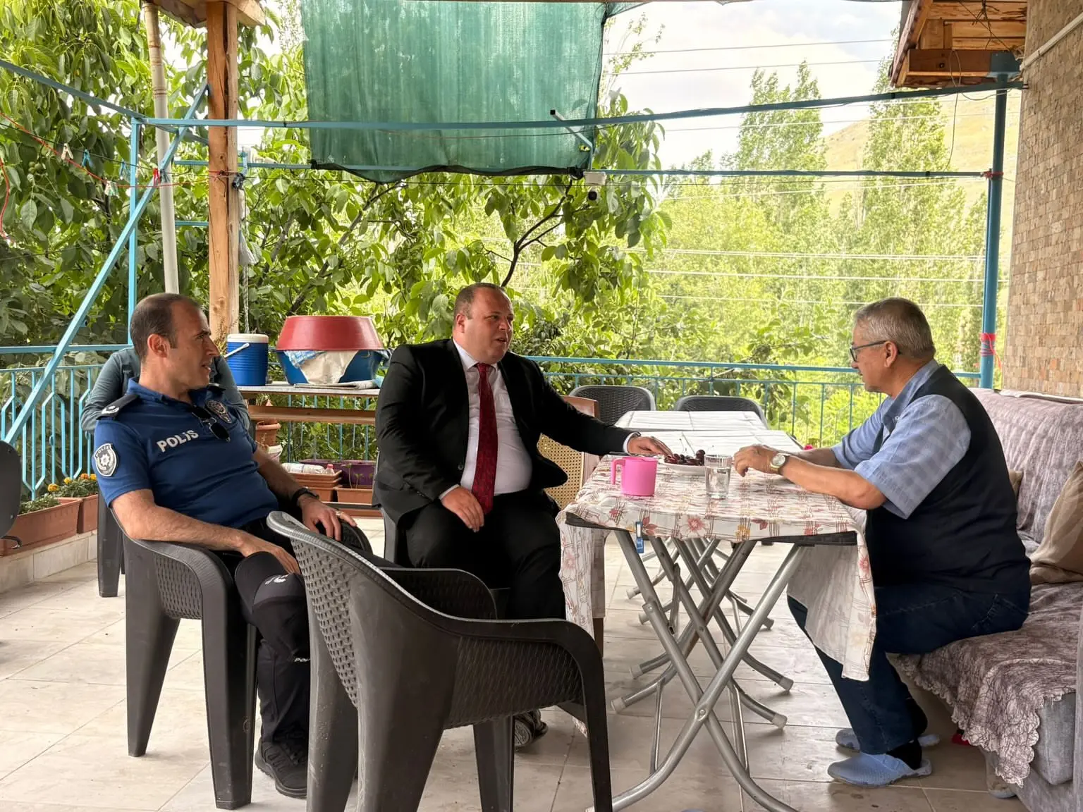 Kaymakam İzzet Cem Eser, şehit babasını ziyaret etti