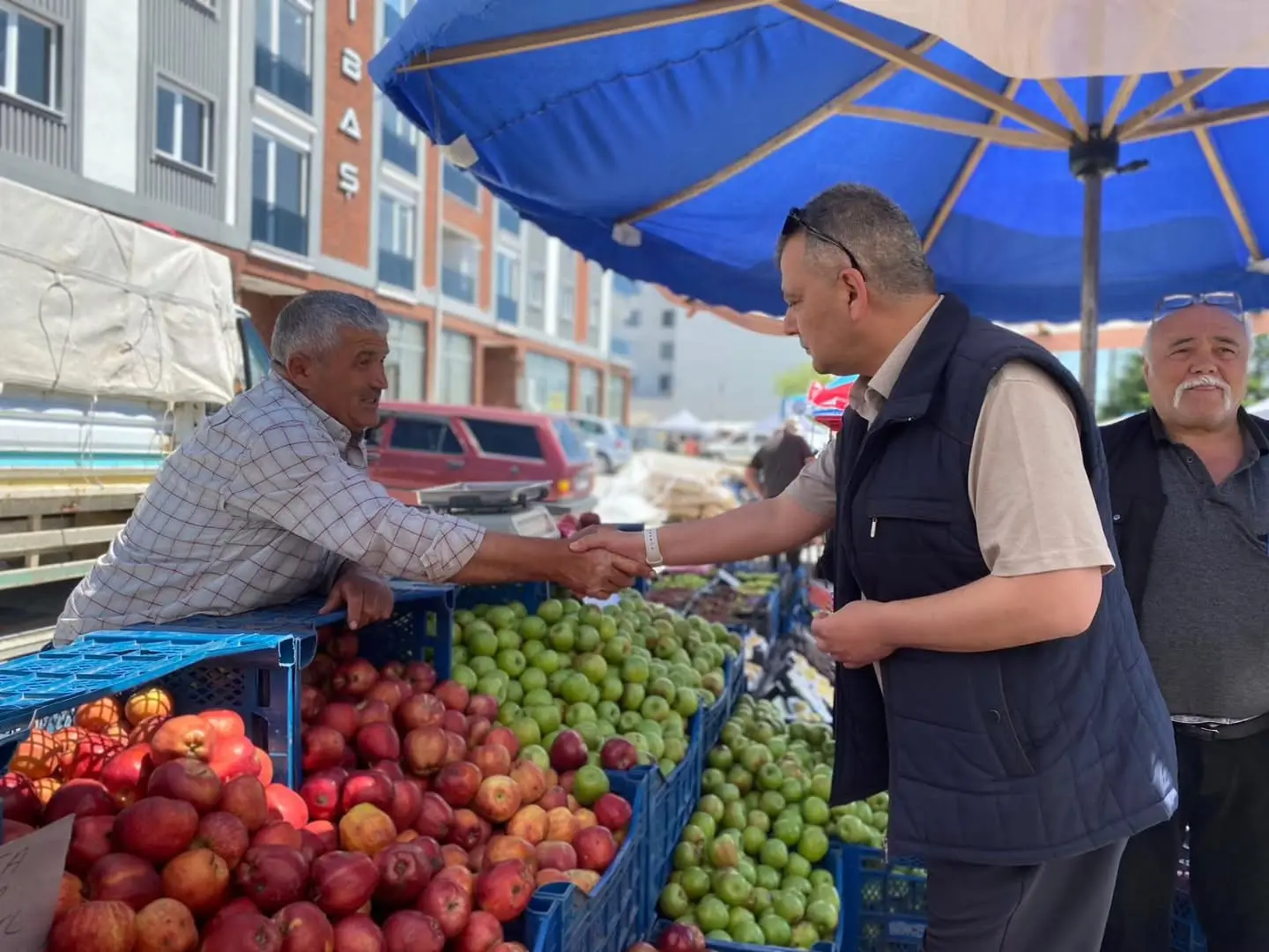 Emirdağ Cumartesi Pazarı'na yoğun ilgi