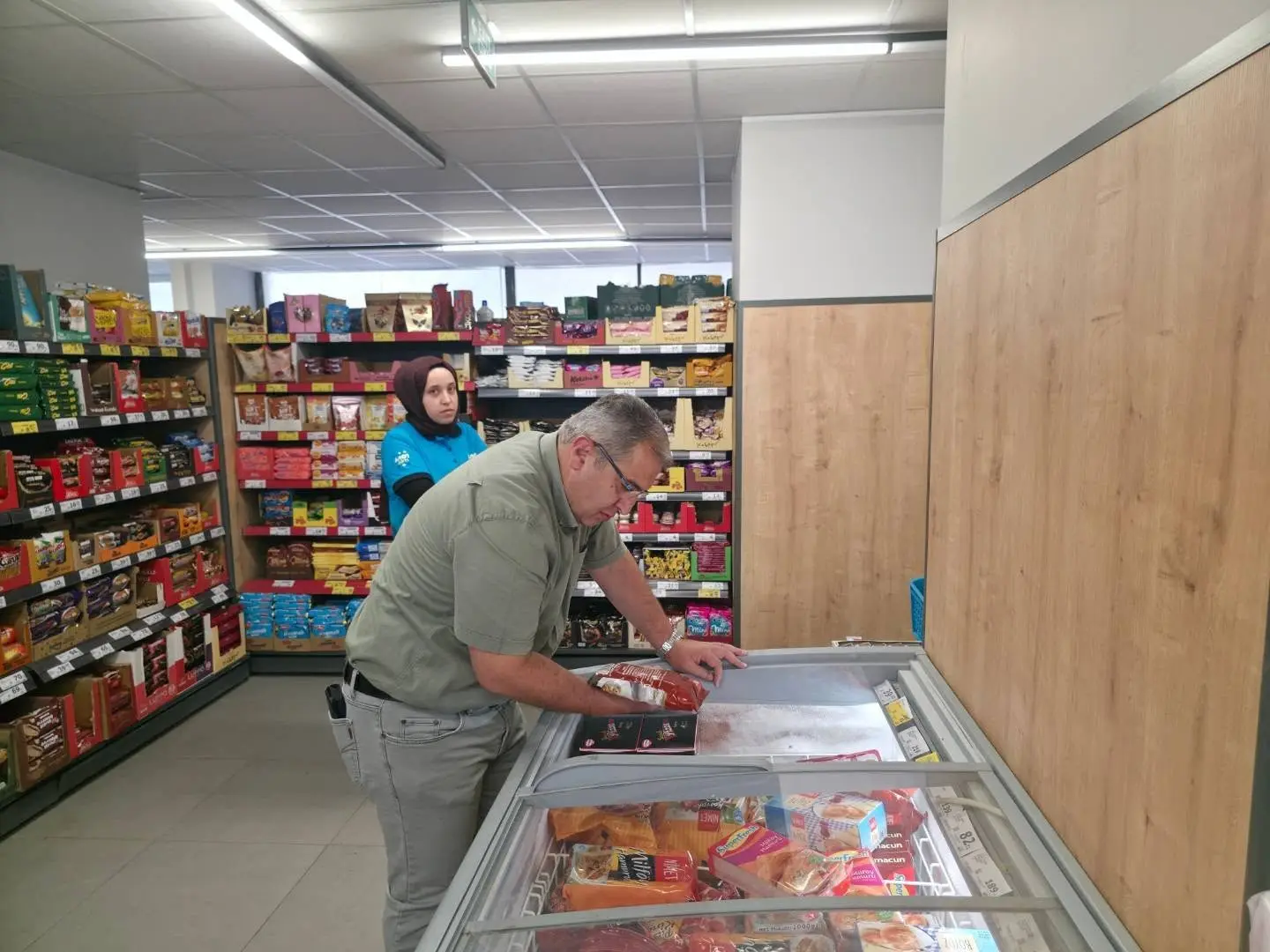 Bayat'ta zincir marketlerde denetim yapıldı