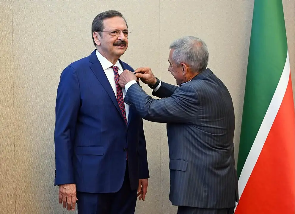 TOBB Başkanı Mustafa Rifat Hisarcıklıoğlu'nun Tataristan Cumhuriyeti Reisi Rüstem Minnihanov'a Dostluk Nişanı Paylaşımı