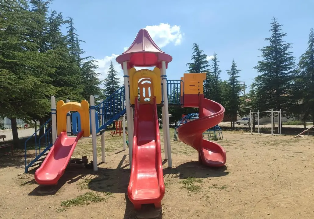 Evciler Belediyesi'nden çocuk parklarına bakım çalışmaları