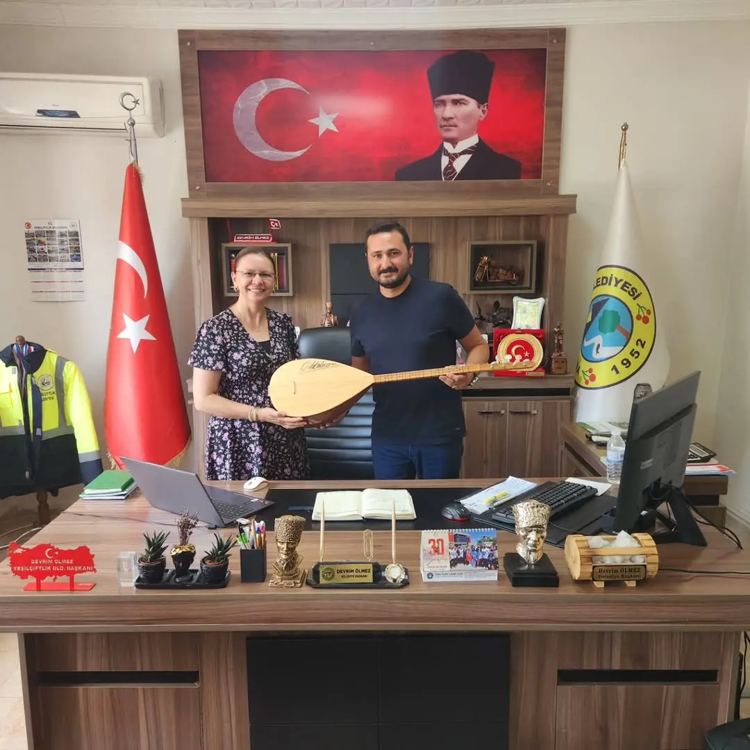 YeşilÇiftlik Belediye Başkanı Devrim Ölmez'den Özlem Görmez Kutlar'a Kiraz Festivali Hediyesi