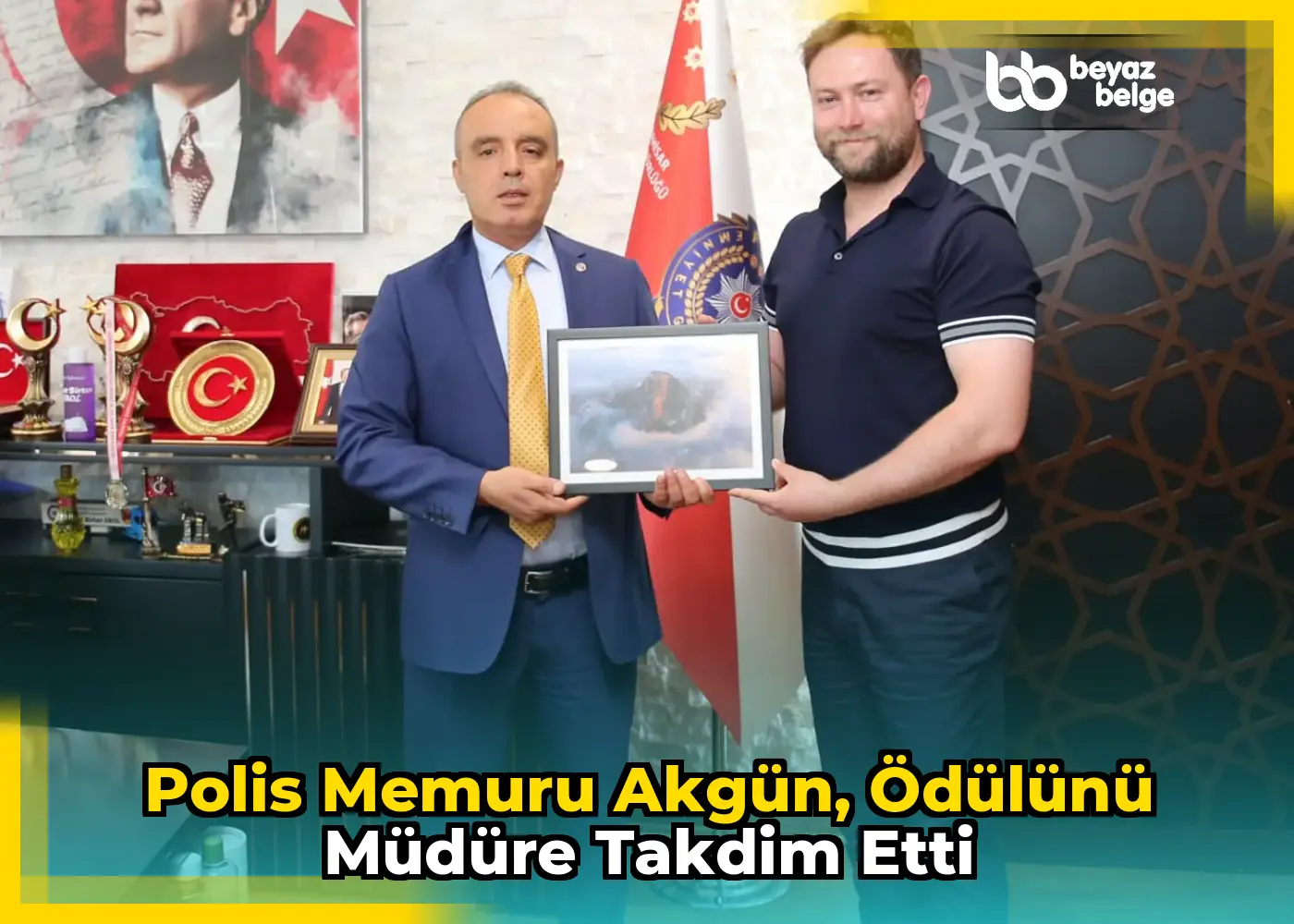 Polis Memuru Akgün, Ödülünü Müdüre Takdim Etti