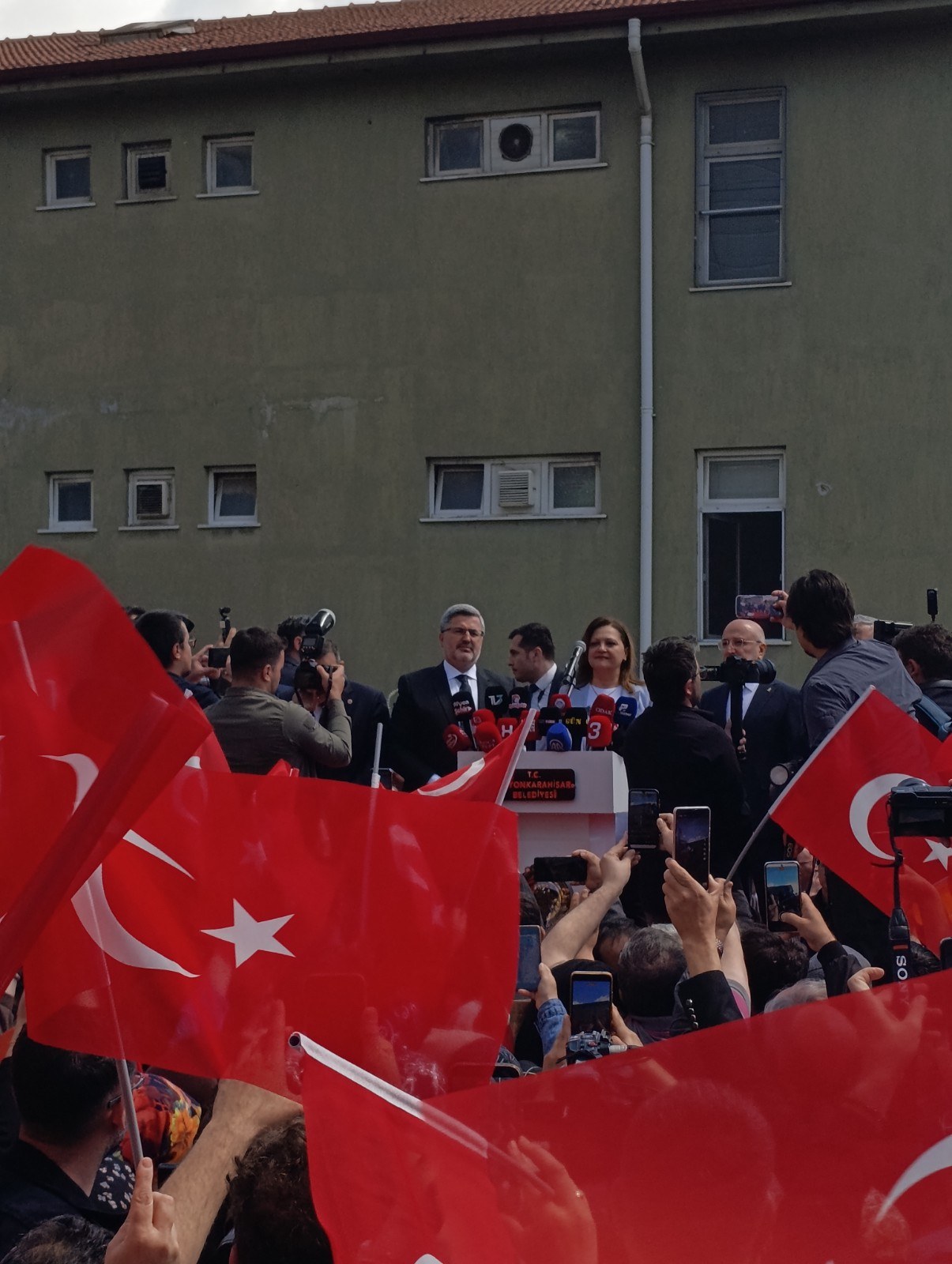 Burcu Başkan AK Parti Milletvekilleriyle Belediye Önünde