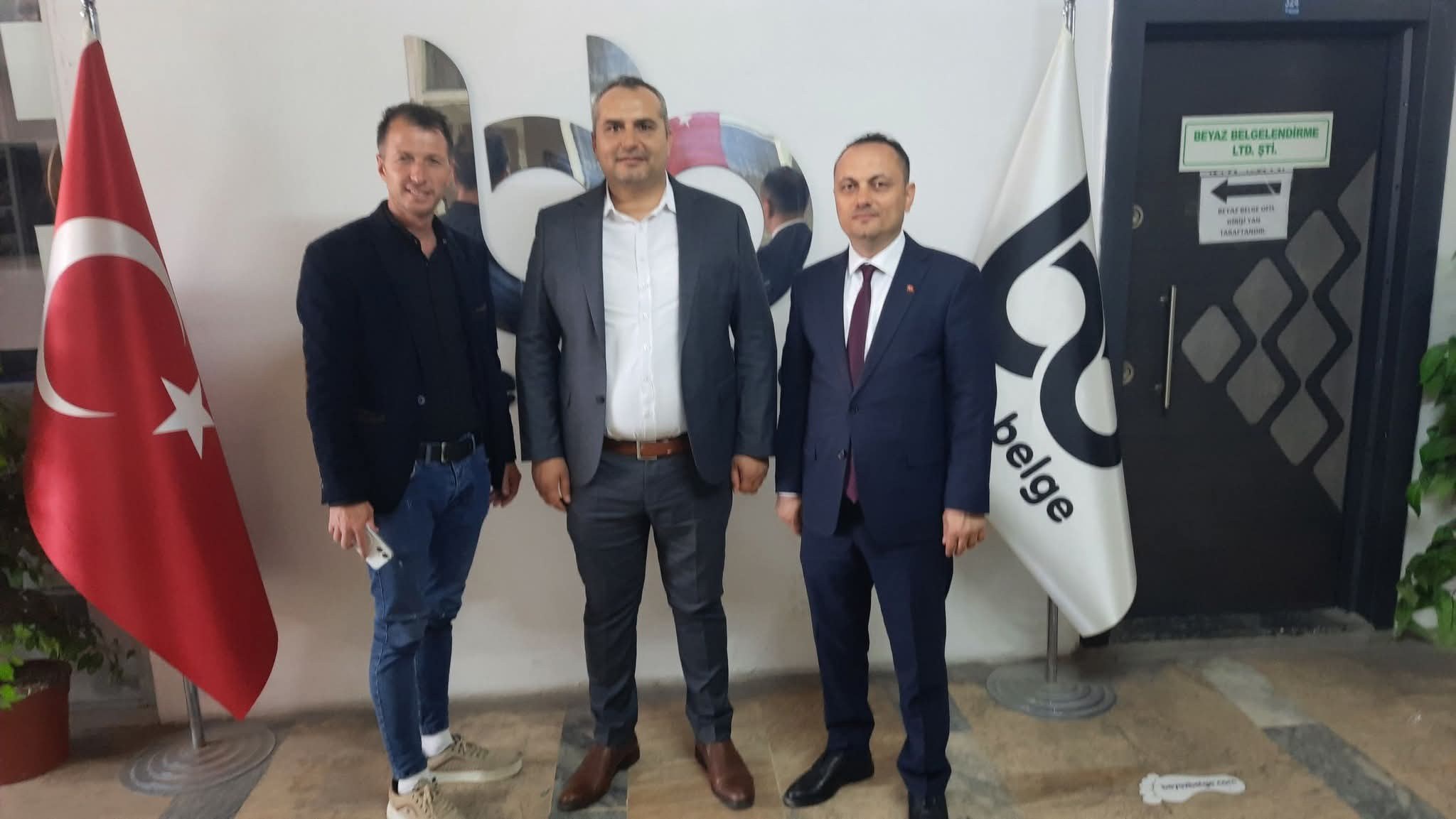 Hasan Azak ve Bekir Altuner beyaz belgeyi ziyaret etti