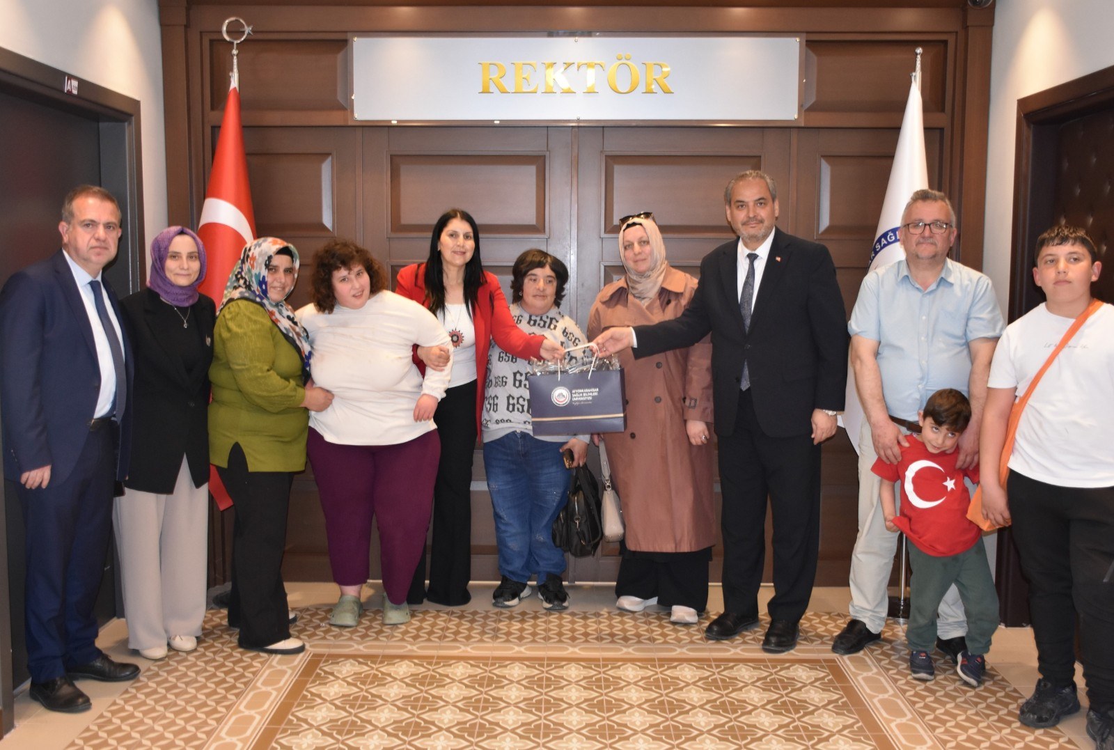 Otizmli Çocuk Ailesine Özel Kıyafet Teslim Edildi