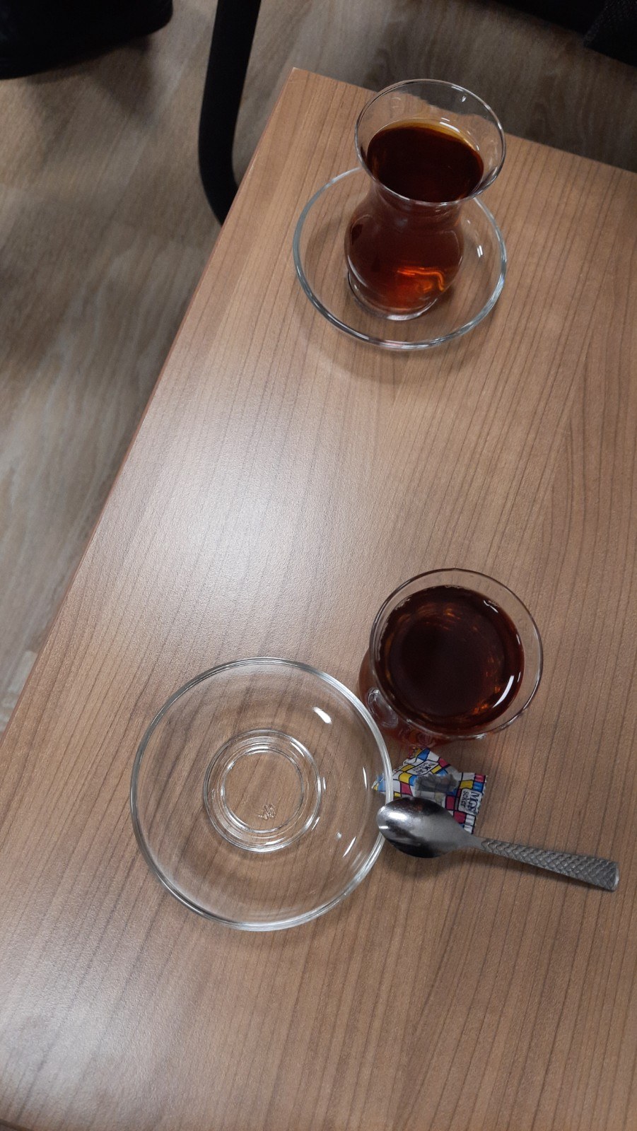 İş Yerlerinde Cam Bardak Kullanımı Sağlık Riski Taşıyor Mu?