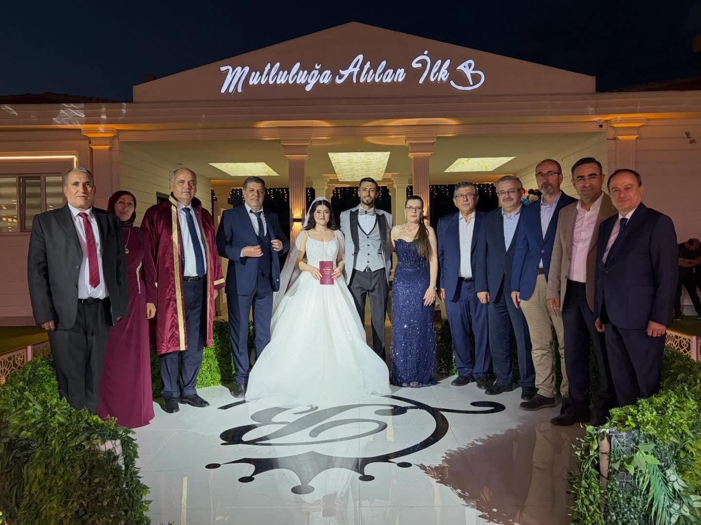 Yıldızlar geçidi gibi düğün oldu