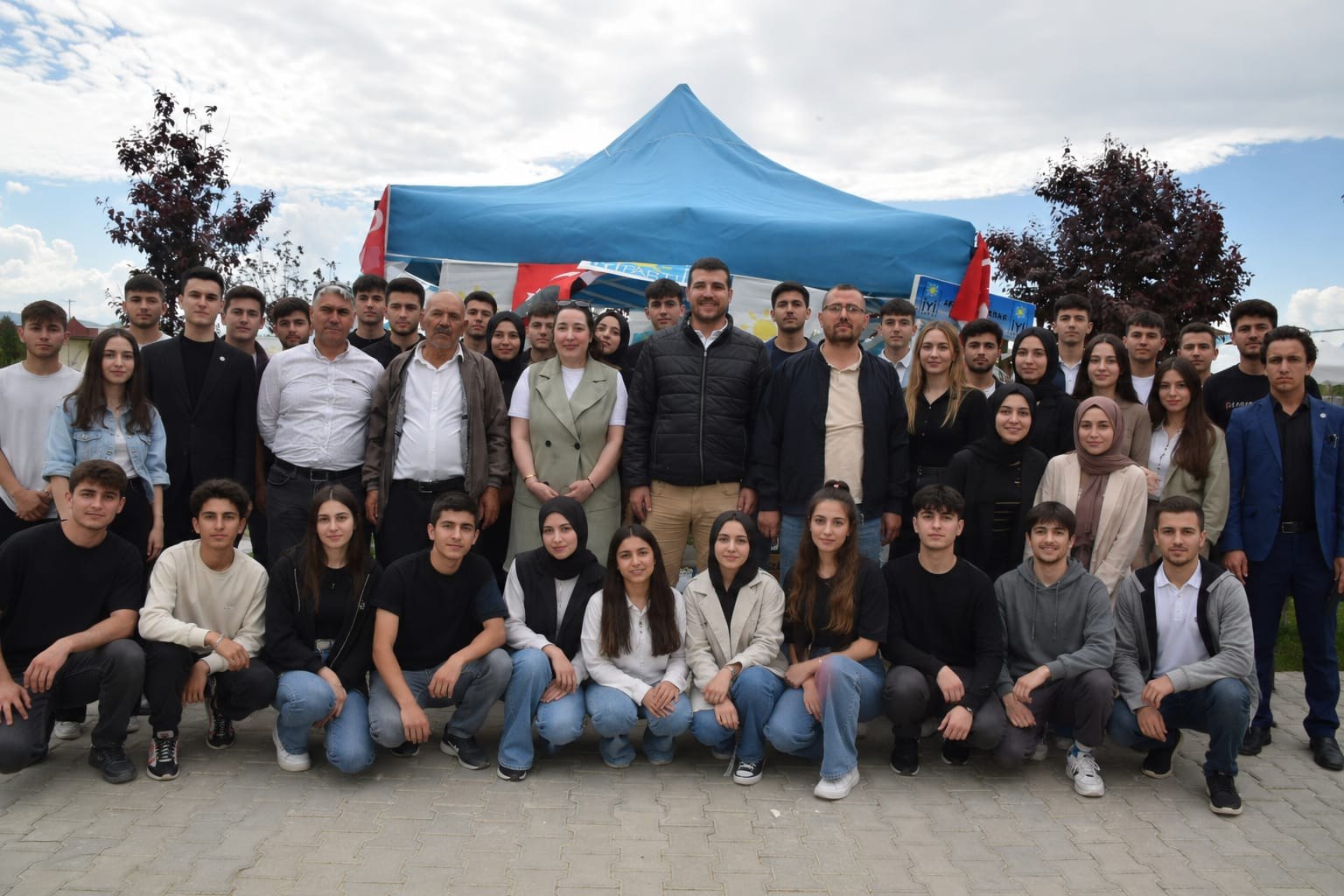 İYİ Parti Erenler'de Gençlerden İlgi Gördü